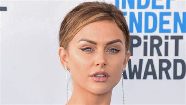 Fans Beg Her To Stop With Plastic Surgery – Hollywood Life