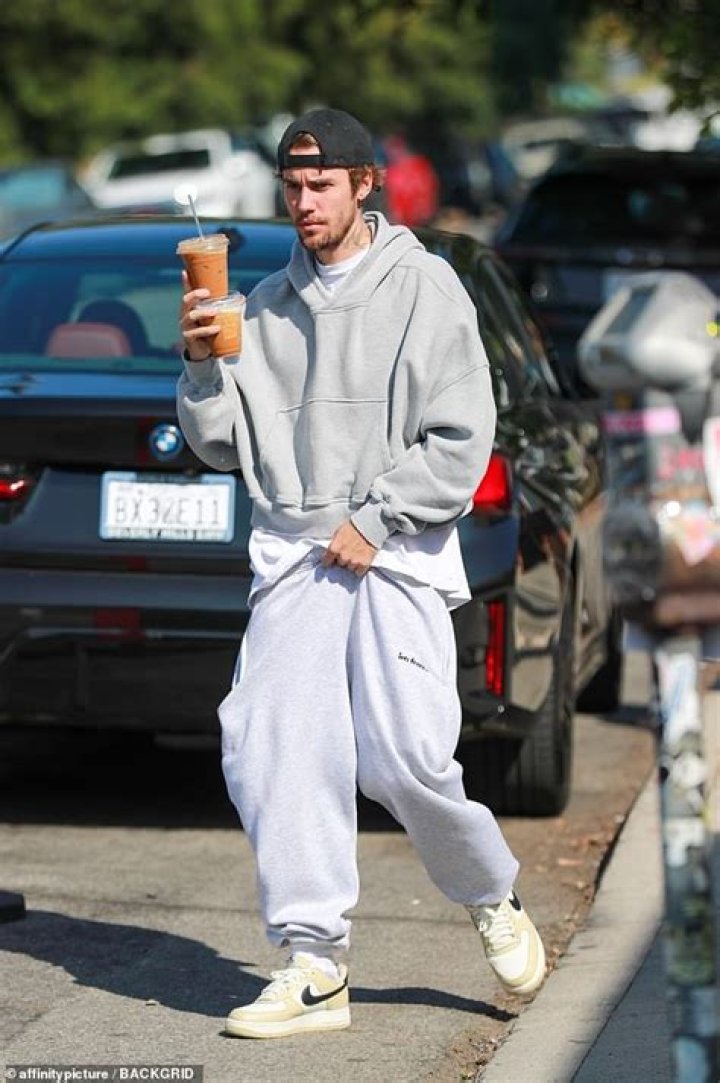 Fans Freak At Sweatpants Pic – Hollywood Life