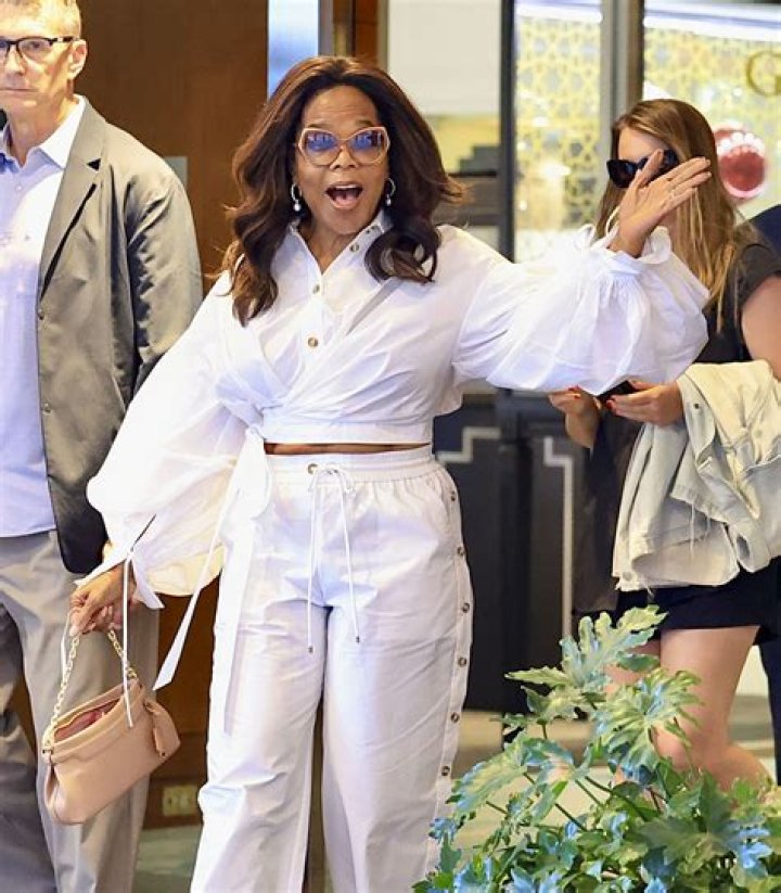Fans Go Nuts Over Her Tiny Waist – Hollywood Life