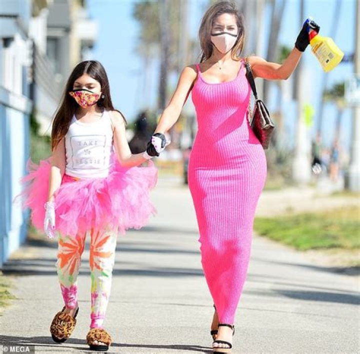 Farrah Abraham Rocks Pink Bikini During Pool Day With Daughter Sophia – Hollywood Life