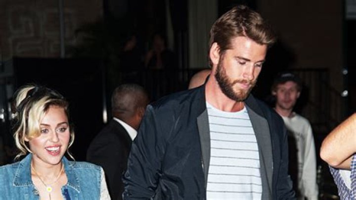 Flaunts Butt During PDA With Liam Hemsworth – Hollywood Life