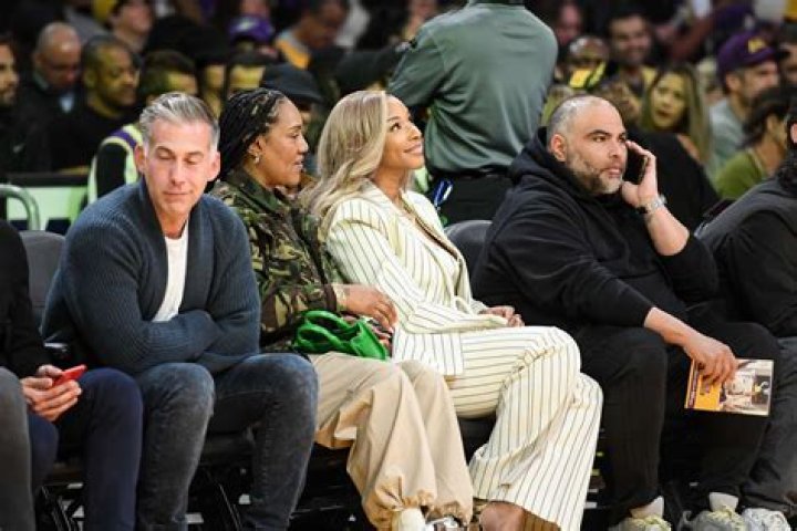 Floyd Mayweather & GF Sit Courtside At Lakers Game On Date Night – Hollywood Life