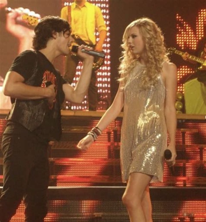 Frankie Jonas As Brother Joe & Taylor Swift For Halloween: Video – Hollywood Life