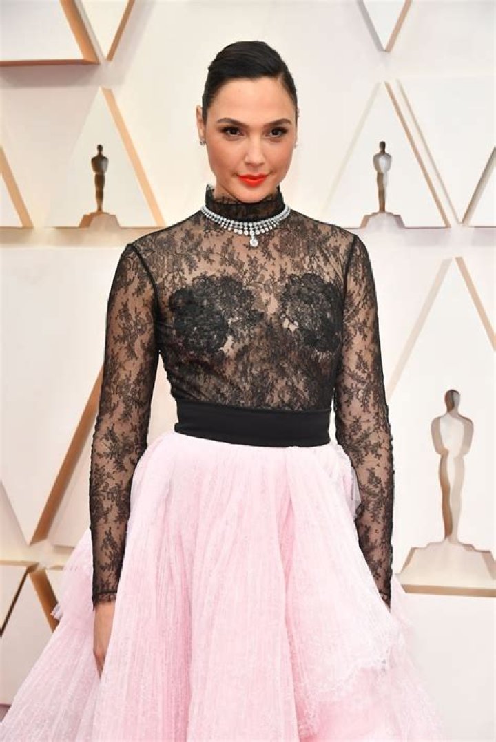 Gal Gadot Sizzles In Black & Pink At The Oscars 2020 — See Her Fierce Look