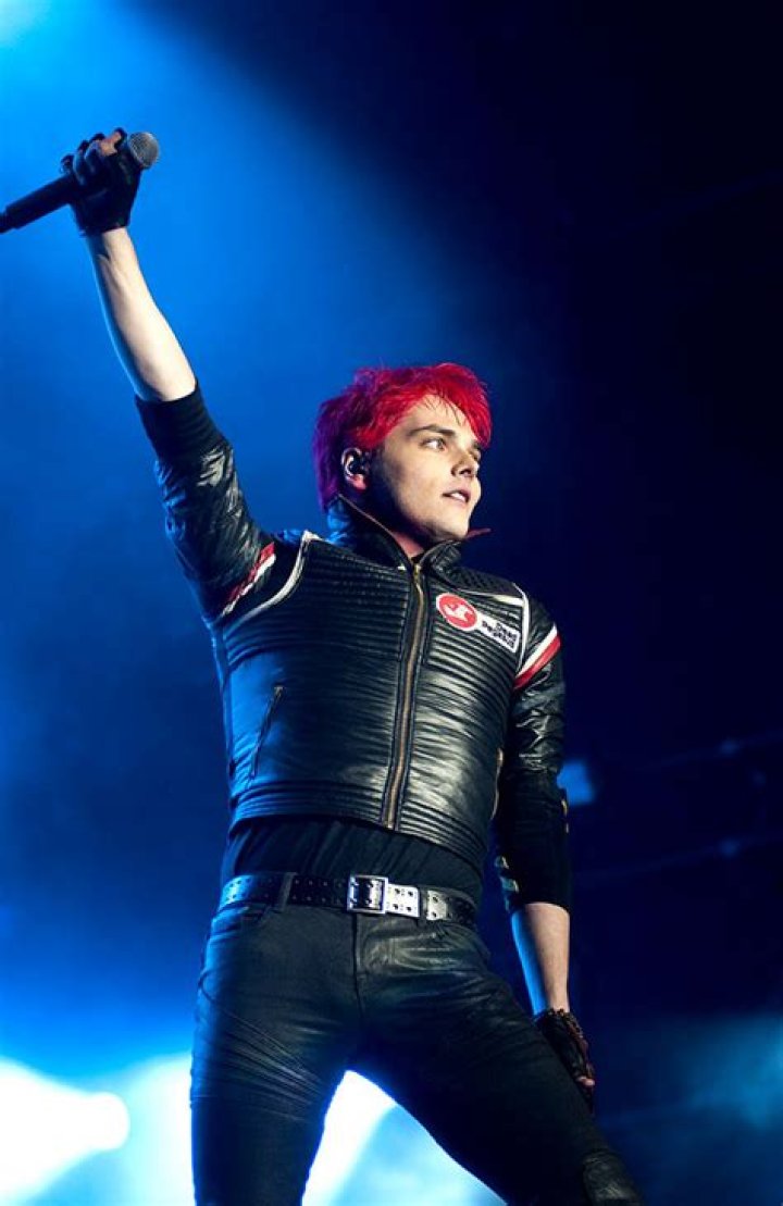Gerard Way Rocks Cheerleader Outfit During My Chemical Romance Show – Hollywood Life