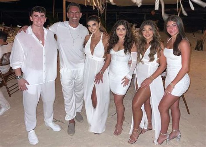 Gia Giudice Rocks White Bikini While In The Bahamas: Photos – Hollywood Life