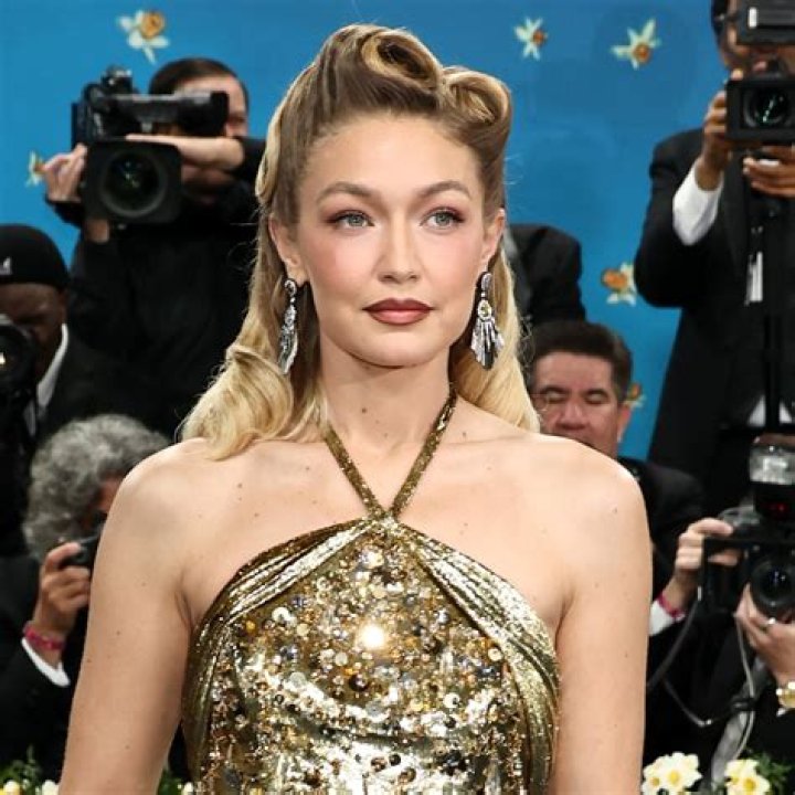 Gigi Hadid Looks Flawless & Shows Off Long, Sexy Legs On First Ever ‘VOGUE’ Cover