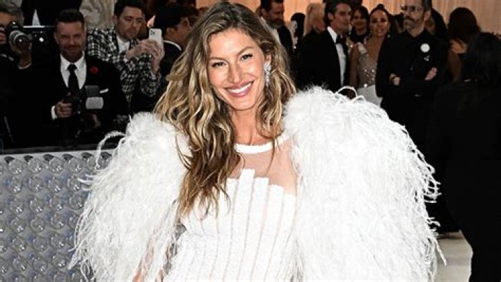 Gisele Bundchen’s Best Looks Since Tom Brady Divorce: Photos – Hollywood Life