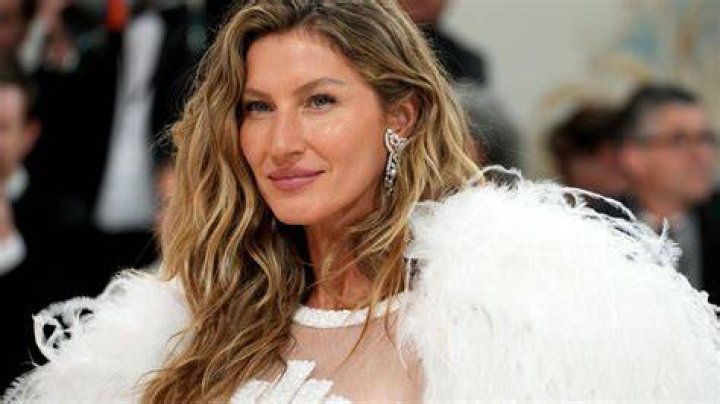 Gisele Bundchen Sizzles in Tiny String Bikini at the Beach in Brazil – Hollywood Life