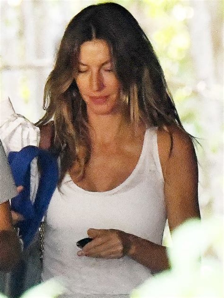 Gisele Bundchen Without Her Wedding Band: Photos – Hollywood Life
