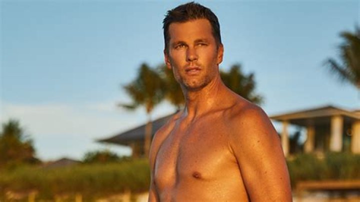 Goes Shirtless – Hollywood Life