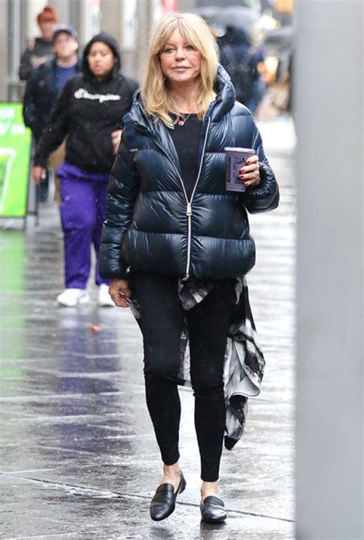 Goldie Hawn, 77, Glows On Makeup Free Walk Around NYC: Photo – Hollywood Life