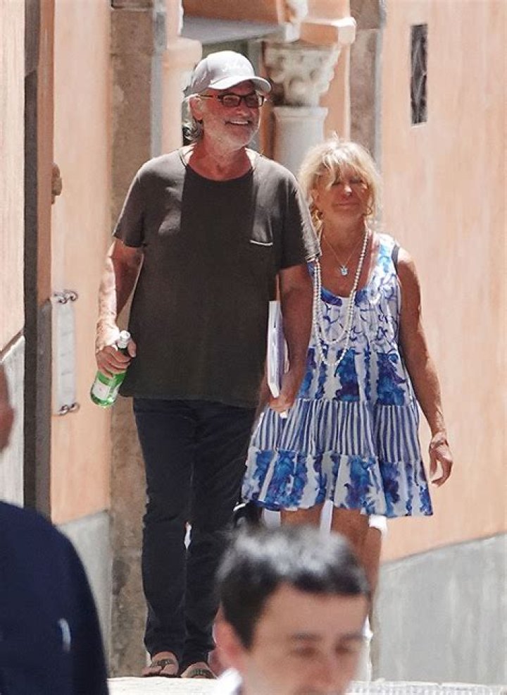 Goldie Hawn & Kurt Russell Vacation In Italy: Photos – Hollywood Life