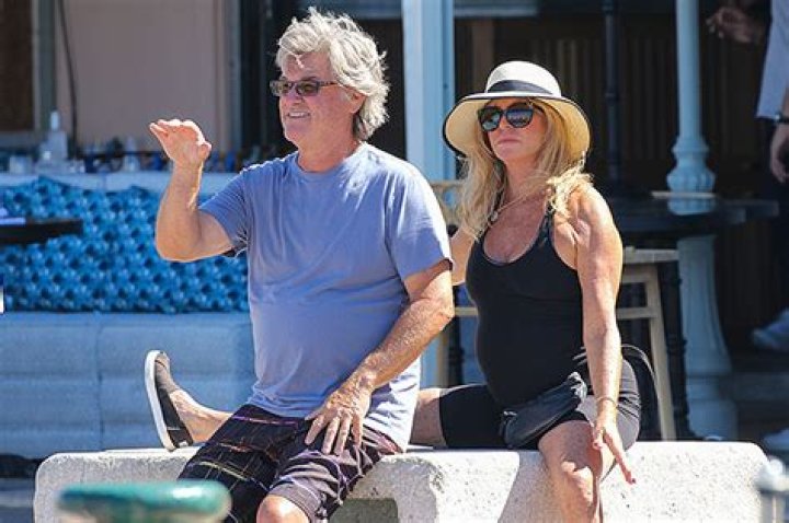 Goldie Hawn Rocks Bright Pink Swimsuit On Vacation With Kurt Russell – Hollywood Life