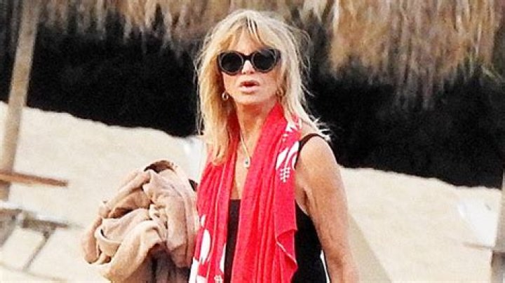 Goldie Hawn Rocks Swimsuit With Shirtless Kurt Russell In Greece – Hollywood Life