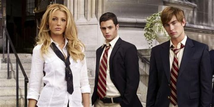 ‘Gossip Girl’: Steamy Love Triangles, Secrets & More Turn Up The Heat In New Trailer