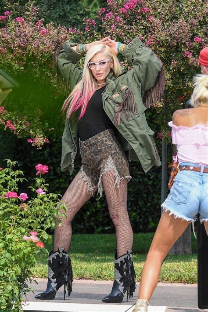 Gwen Stefani’s Best Country-Inspired Looks: Photos – Hollywood Life