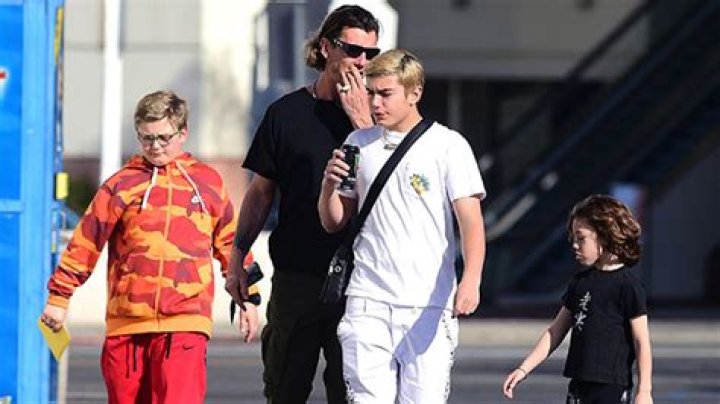 Gwen Stefani’s Sons Look Identical To Gavin Rossdale In Holiday Photo – Hollywood Life