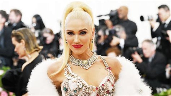Gwen Stefani Shares Video Of Moment She Said ‘Yes’ To Wedding Dress – Hollywood Life