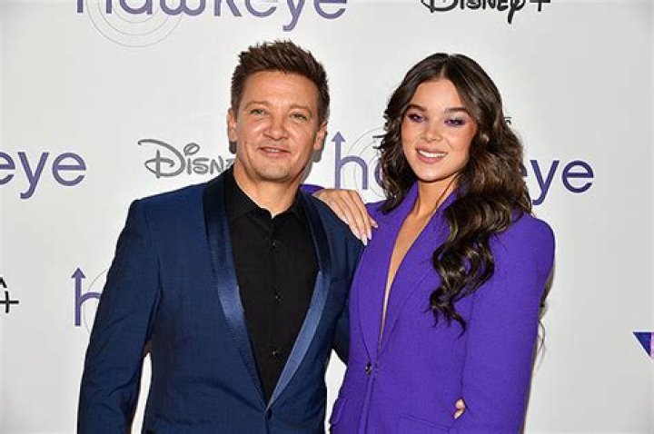 Hailee Steinfeld Reacts To Jeremy Renner Snowplow Accident: Message – Hollywood Life