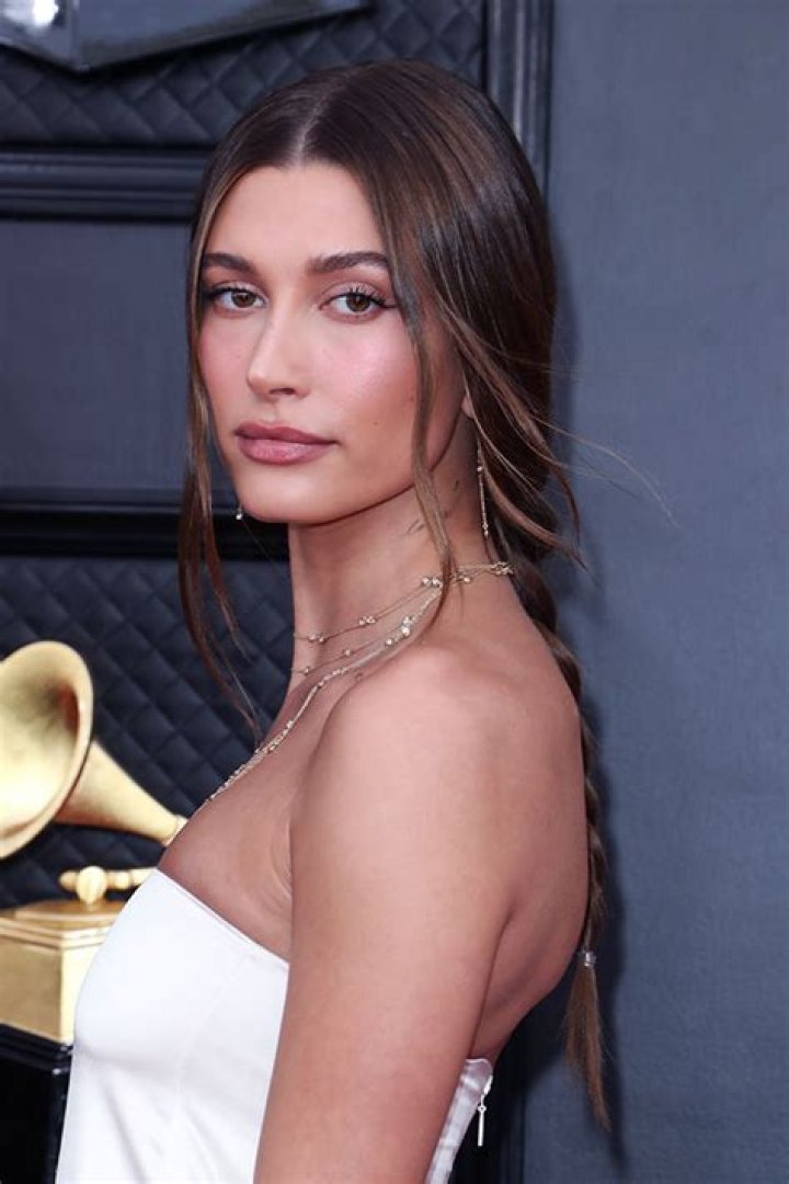 Hailey Baldwin’s Vitamin C Serum Deal: Shop – Hollywood Life