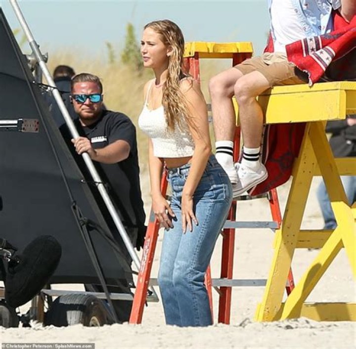 Hailey Baldwin Shows Off Her Ripped Body In A Bikini While Reminiscing About Time In The Sun