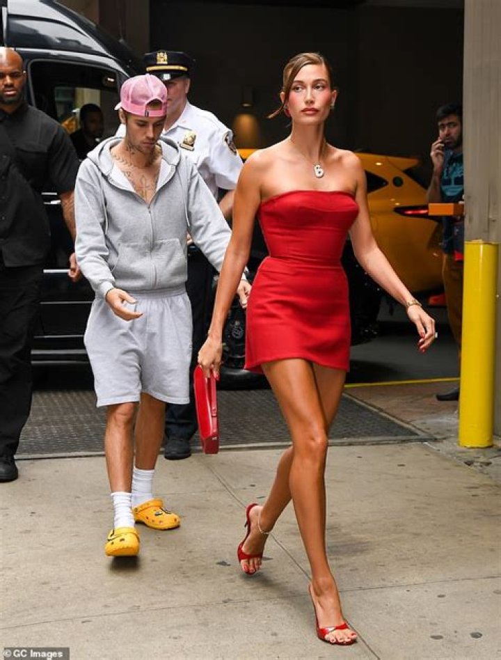 Hailey Baldwin Sizzles In Zebra Bikini As She Lounges With Husband Justin Bieber