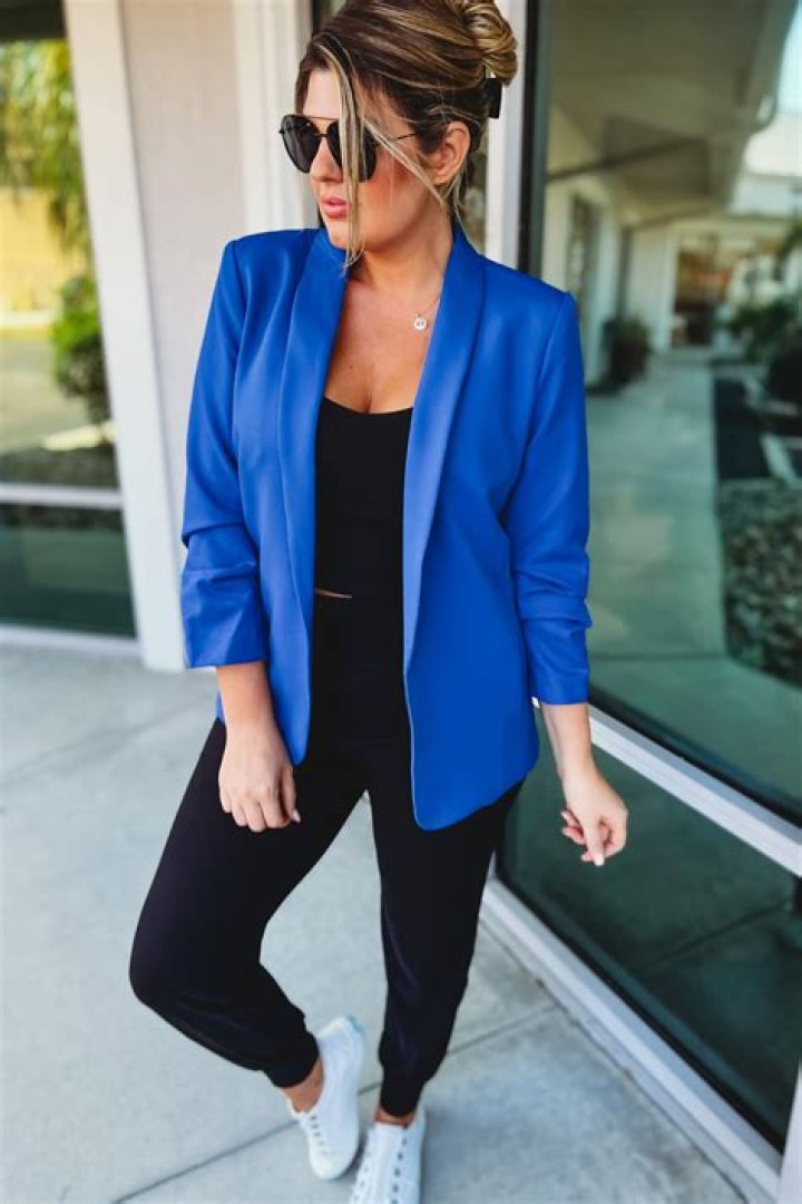 Hailie Jade Rocks White Crop Top & Bright Blue Blazer In Gorgeous New Photo