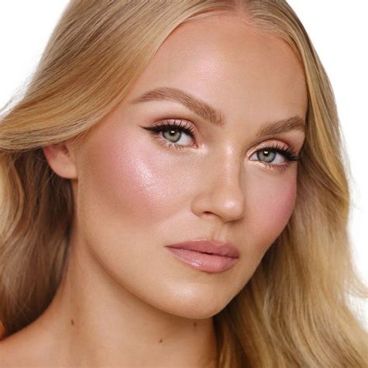 Hailie Scott Mathers, 24, Rocks Sparkly Jacket & Glam Makeup For New Year’s Eve — Pic