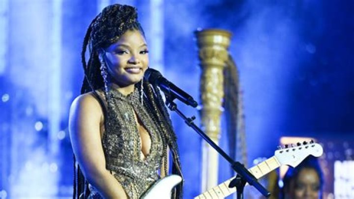 Halle Bailey’s New Years Eve 2023 Performance For ‘Rockin’ Eve’: Watch – Hollywood Life