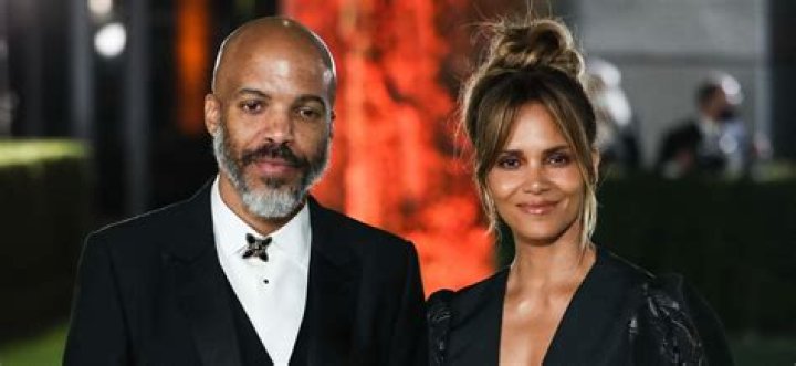 Halle Berry & Rumored BF Van Hunt Rock Matching Face Masks: ‘You’ve Got To Coordinate’