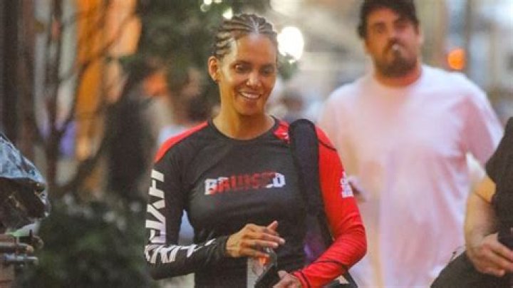 Halle Berry’s Trainer Reveals The Workout Moves She Does To Get Abs – Hollywood Life