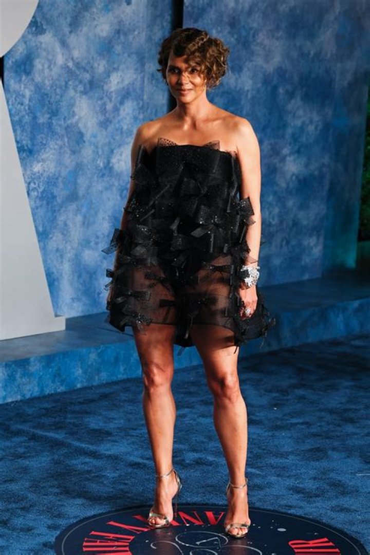 Halle Berry Shows Off Legs While Lounging By The Pool — Sultry Pic – Hollywood Life