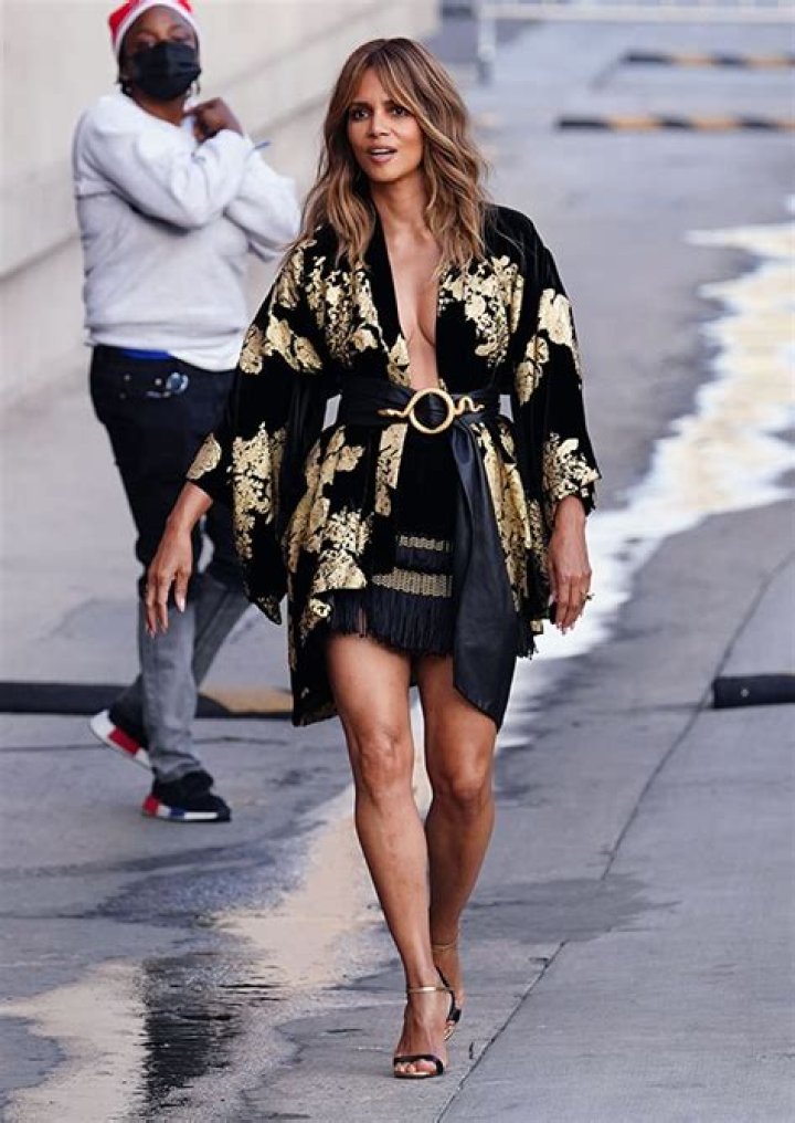 Halle Berry Wears Black Bikini On National Rosé Day: Pic – Hollywood Life