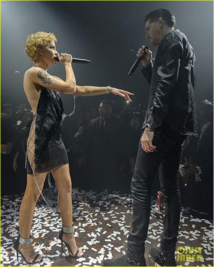 Halsey & G-Eazy Passionately Kiss Onstage & Fans Are Here For Their Sexy Reunion