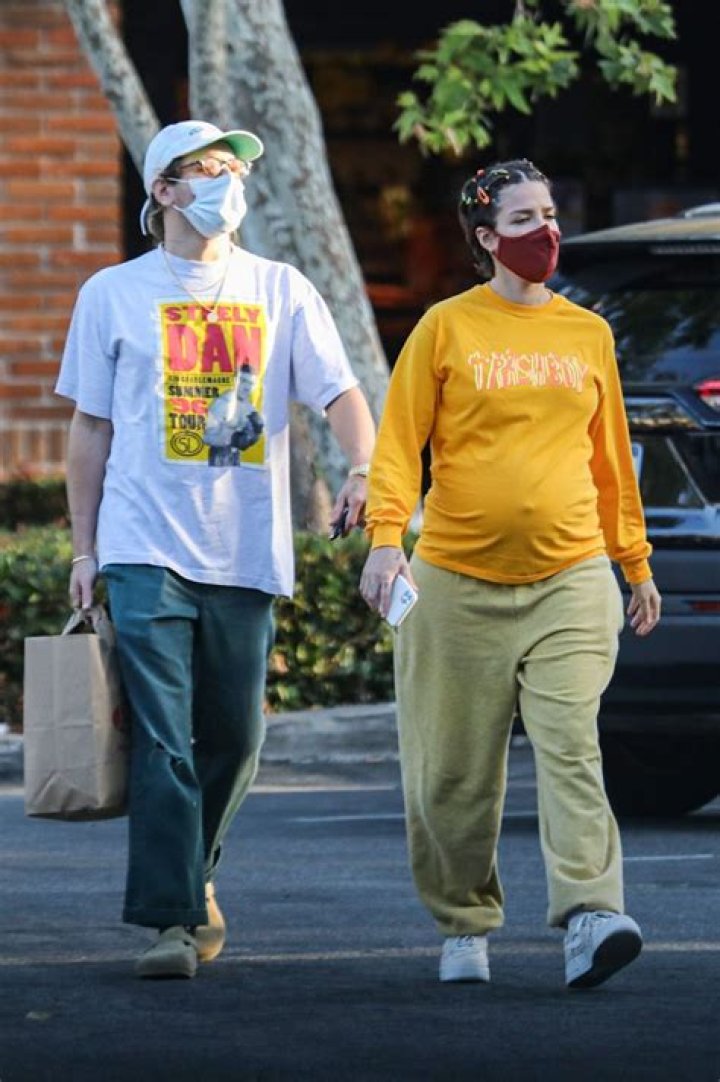 Halsey Glows As She Shows Off Growing Baby Bump With BF Alev Aydin On Trip To Grocery Store — See Pics