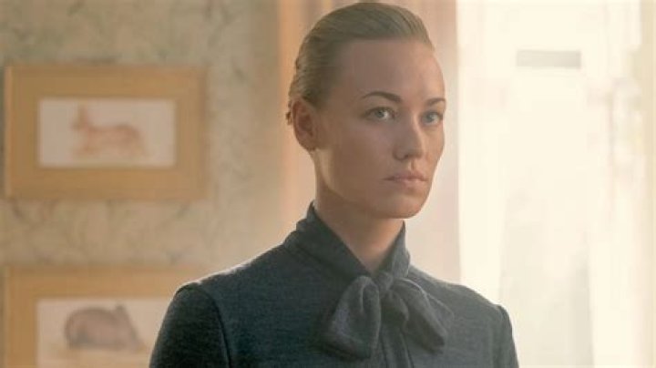 ‘Handmaid’s Tale’ Star Yvonne Strahovski Debuts Short Cropped Hair Makeover: Before & After Pics