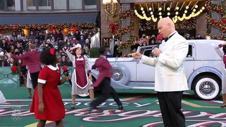 Harry Connick Jr. Bald For ‘Annie’ Performance During Macy’s Parade – Hollywood Life