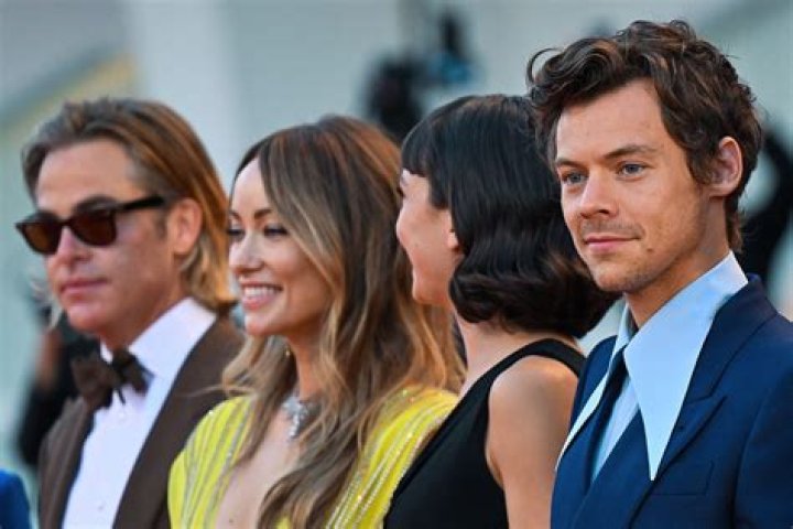 Harry Styles & Olivia Wilde On Set Of ‘Don’t Worry Darling’: Photos – Hollywood Life