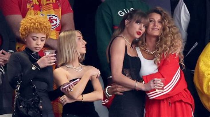 Harry Styles Parties With Cute Girls On Valentine’s — Over Taylor Swift?