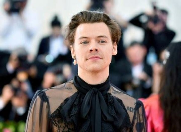 Harry Styles Rocks Mustache On Rome Jog: Photo – Hollywood Life