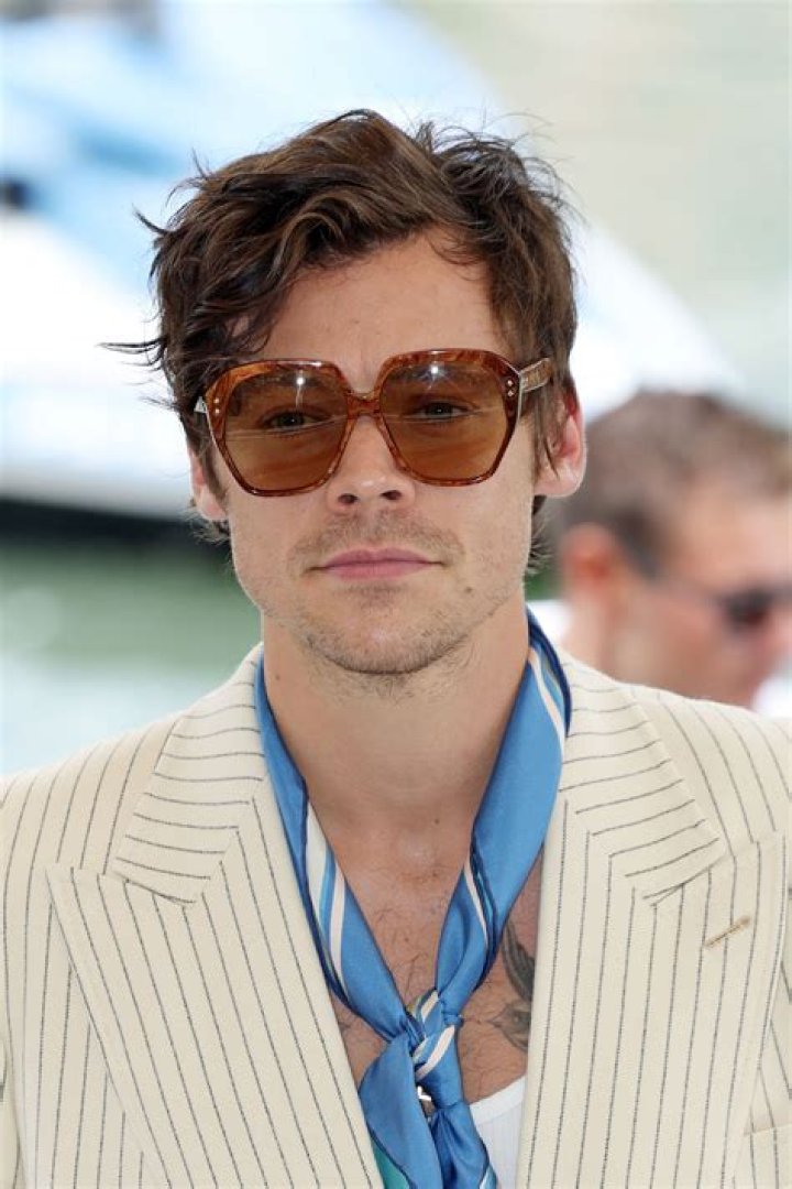 Harry Styles Shades Zayn Malik On ‘SNL’ & 1D Fans Are Divided Over Diss — ‘Baby No’