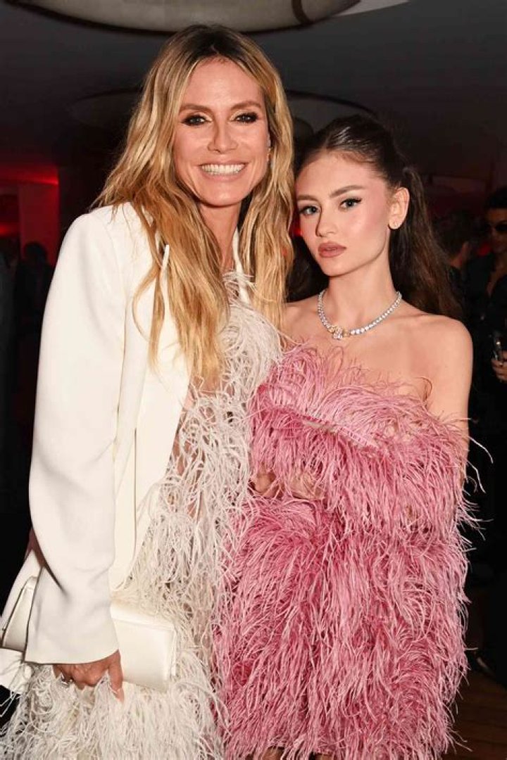 Heidi Klum’s Daughter Leni, 17, Looks Just Like Her Mom As The Two Snuggle Up Arriving In Venice