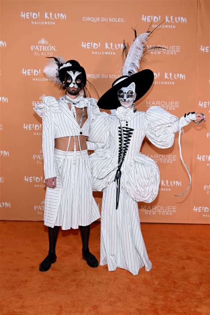 Heidi Klum’s Halloween Party 2018 — See Celebrities In Costumes – Hollywood Life