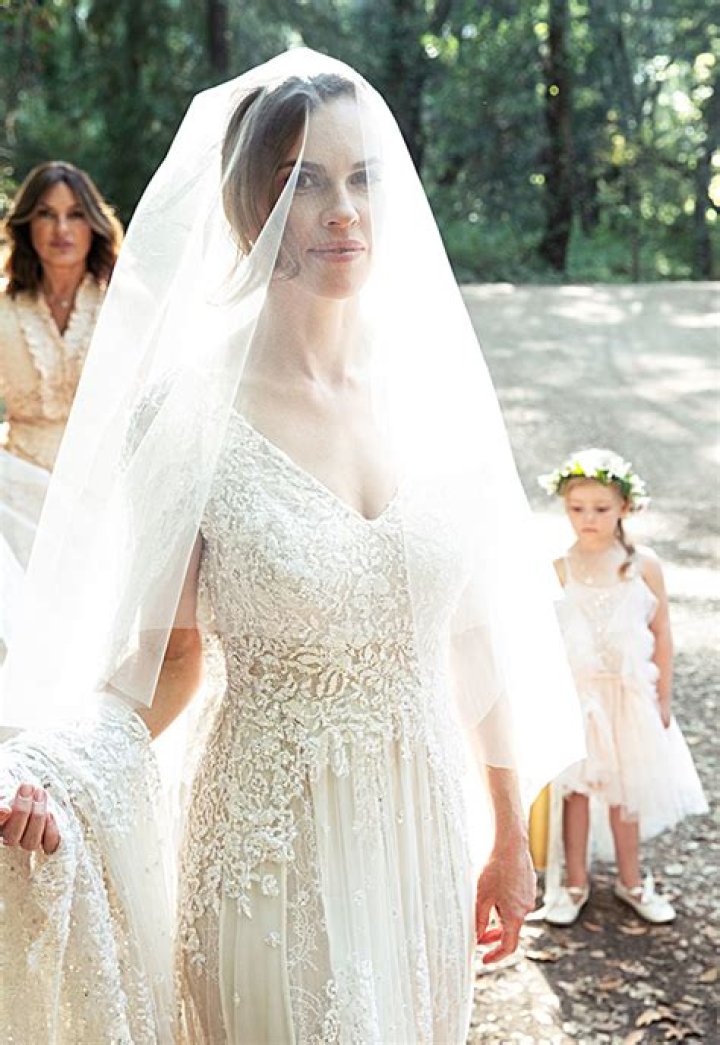 Hilary Swank’s Wedding Dress — Married In Secret Ceremony In Forest – Hollywood Life