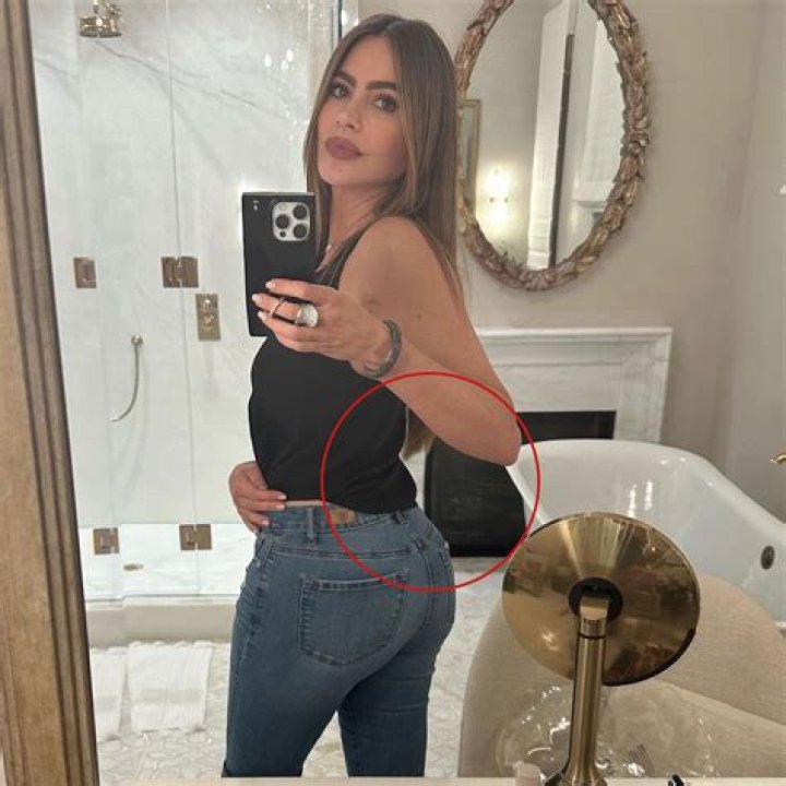 His Sexy Butt Grab On Cute Date – Hollywood Life