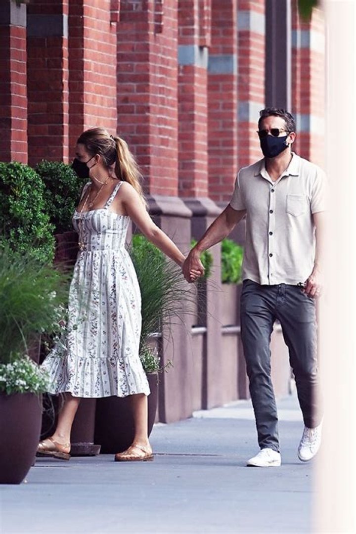 Holding Hands Out In NYC – Hollywood Life