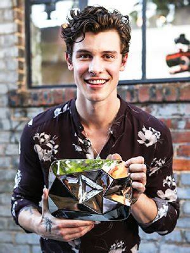 Hottest Celebrity Pics This Week Of July 30 – Aug. 5: Shawn Mendes & More