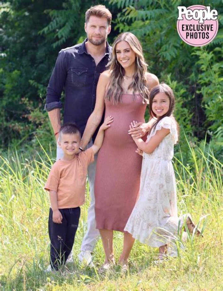 How Did Jana Kramer Get Pregnant After Miscarriages? ‘I’d Try Anything – Hollywood Life
