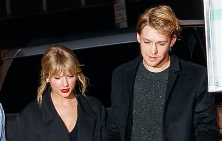 How Did Taylor Swift & Joe Alywn Meet? New Lyrics May Reveal Where… – Hollywood Life
